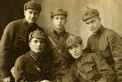 Курсанты автомобильного училища, Полтава, 1940 г. (Арон верхний ряд в центре).