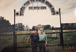 Еврейское кладбище в Глубоком после восстановительных работ. 2001 г. (из семейного архива К.Я. Пелькина).