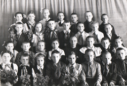 Класс, в котором учился Марк Кривичкин. 2-й класс, СШ № 2 г. Городка, 1956, учительница Клавдия Степановна Юрченко.