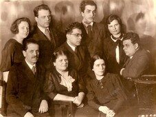 Гинзбурги отец Иосиф Файвелевич, мать Хая Лазаревна, сыновья Лазарь (первый слева), Файвель (Файвиш) с женой Розой Малой (слева во втором ряду), Шевель (с женой), Давид и дочь Соня. Из архива Ольги Ким.