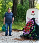 Марк Гарбер на месте расстрела евреев Опочки.
