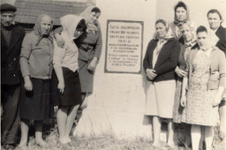 У памятника евреям, расстрелянным 22 ноября 1941 г. Снимок 1949 г. Из архивов Яд-Вашема.