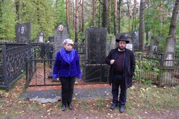 Бобруйск. Еврейское кладбище. У памятника Меиру и Фейге-Риве Зелигер.