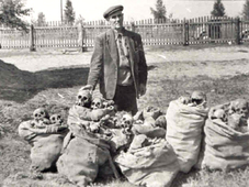 Меир Зелигер привозит останки жертв.