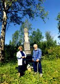 У памятника, погившим евреям Лукомля. Справа - Ефим Рутман, слева - Валентина Филипкова (Каган).