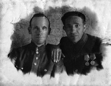 Праведник народов мира Сопот Степан Власович (слева) и спасенный им Нехензон Яков Лейбович. Не ранее 1946 г. Из фондов Речицкого краеведческого музея.