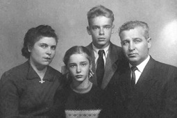 Николай Яковлевич с женой Анной Ивановной Сиротковой, сыном Николаем (1941 г. р.) и дочерью Татьяной ( 1946 г. р.)