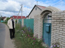 Гирш Райхельсон у дома в Камне, начало 2000-х годов.