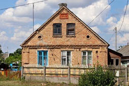 Лунно. Площадь Героев. Еврейский дом.