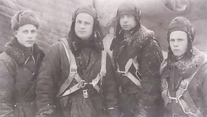 Экипаж комиссара Бециса (второй слева) перед боевым вылетом. Липецк, 1941 г.