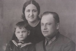 Исаак Бецис с женой Эсфирью и сыном Наумом. Бобруйск, 1940 г.