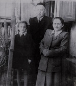 Григорий Краснер - в центре. Его дочка Галя (слева), Эсфирь Бартик, тоже бывшая узница.