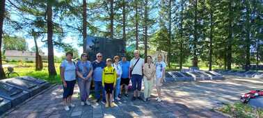 Давидсоны у памятника.