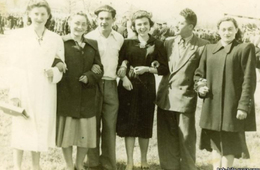 Молодежь Тульчина. Лиза Флейшман (в дальнейшем- жена Бориса) и Борис Гутарц - в центре фото.