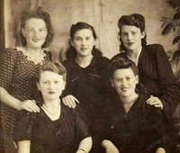 Тульчин. Бывшие узницы лагеря Мертвая Петля. Софа Гутарц - в центре, в верхнем ряду.