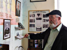 Борис Квятковский у портрета отца.