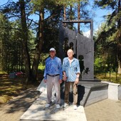 Александр Михайлюков (справа) и Наум Линковский у памятника Память.