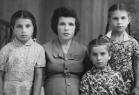 Мы с мамой Алевтиной Михайловной Раскиной. Три дочки Жанна, Лариса, Наташа. 18.07.1961 г.