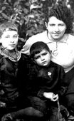 Бабушка Анна, мама и её старшая сестра Ольга незадолго перед той войной. Бобруйск.