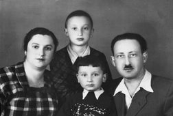 Отец, мать, брат и Михаил Лайтман.
