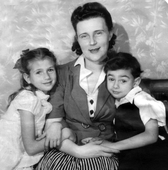 Елизавета Ивановна Мукасей с детьми.