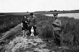 Украина. Лето 1945 г. Комкор Иван Пузиков со своей дочерью Светланой. На первом плане – старшина Иоффик.