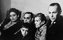 Семья Зориных: Фрэдди, его родители, бабушка и дедушка по отцовской линии Эсфирь и Семен.