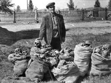 Меир Зелигер привозит для захоронения останки жертв Холокоста.