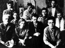 Студенты Витебского художественного училища. Крайний справа – Исаак Боровский, 1940 год.