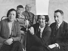 Подпись на обороте фотографии: папа, Рая, Соня, Зина, Афроим. Чьё изображение на фотографии вырезано, неизвестно. 