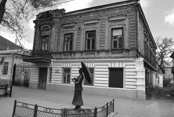 Дом в Таганроге, в котором жила семья Фельдман. Перед домом установлен памятник Ф.Г. Раневской.