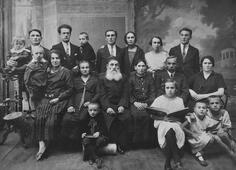 Семья Храпиновичей. 1922 год. Первый справа – Зиновий Гердт. Рядом справа налево его братья и сёстры: Зяма, Фира, Женя.
