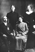 Ефим Иванов (слева). Рядом – жена Роза. Стоит сын Василий, погиб в Первую мировую войну. Фото 1907-1911 гг.