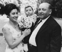 Маргарита Аркадьевна Напёрсток и Арон Гершеневич Немцов с маленькой Ренатой.