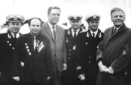 А.М. Бляхер (второй слева) и журналист, писатель, историк Великой Отечественной войны С.С. Смирнов (первый справа).