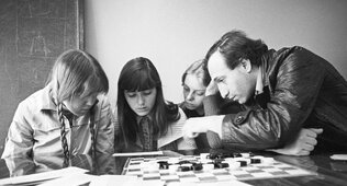 На тренировке с Зоей Садовской, Еленой Альтшуль и Ириной Пашкевич. 1981.