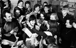 Елена Альтшуль среди одноклассников после первой победы в чемпионате мира. Слева от нее Михаил Кац. 1980 год, Минск.