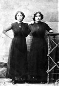 Сёстры Бичины Люба и Сарра в Двинске. 1915 г.