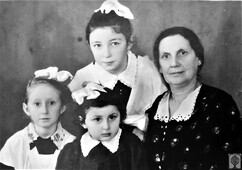 Три внучки: Алла, Марина, Ада с бабушкой Любой. 1958 г.