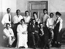 Стоят (слева направо): И. Червинка, К. Малевич, Е. Рояк, Х. Каган, Н. Суетин, Л. Юдин,  Е. Магарил. Сидят (слева направо): М. Векслер, В. Ермолаева, И. Чашник, Л. Хидекель.