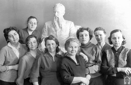 Сотрудники музея. Слева первая – Н.Д. Кочубеевская, вторая – А.Я. Басс, справа первая – М.Н. Лебедева, третья –  Л.Д. Смолкина. 1959-1962 гг.