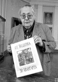 А.Я. Басс с альбомом о коллекции музея "От модерна до авангарда". 1998 г. Фото Сергеева.