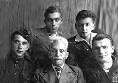 1944 год. Наум и Валерьян Кислики с дедом Семёном Кисликом, дядей Сергеем и двоюродным братом Лассалем Кисликом.