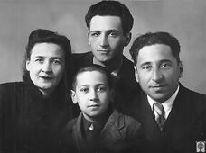 Анна Наумовна Циперман-Кислик, Зиновий Семёнович Кислик, Наум, Валерьян.