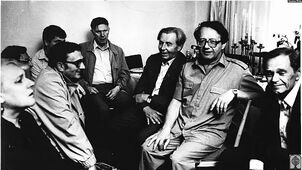 Лиля Брандобовская, Валентин Тарас, Наум Кислик, Виктар Дашук, Василь Быков, секретарь ЦК КПБ Александр Кузьмин, Алесь Адамович, Владимир Бойко, художник, искусствовед и муж Лили.