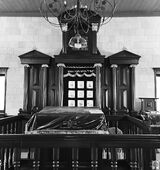 Арон-кодеш, специальное хранилище для свитков Торы, и бима, возвышение, обычно в центре синагоги, где находится специальный стол для публичного чтения свитка Торы.