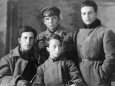 В центре фото Семён Крылов и Сарра Шейдлина.