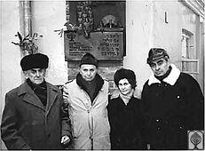 На открытии мемориальной доски памяти погибших в гродненских гетто. Слева направо: Соломон Жуковский, Феликс Зандман, Елизавета Чапник, Григорий Хосид, Гродно, март 1991 г.