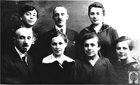 Семья Лизы. Сидят слева направо: Иосиф и Эстер Чапник – родители Лизы; Злата, Соня; стоят Яха, Лиза – сёстры матери Лизы, Самуил Мышалов, муж Лизы.