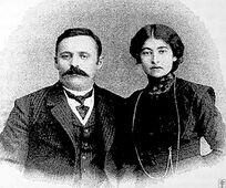 Евсей Садович с неизвестной дамой. На обороте фото надпись «Дорогим папе и маме от их детей Евсея...» И далее неразборчиво. Фотография из книги «Иркутский альбом».